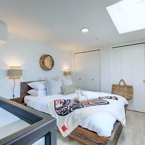 West Coast Loft With Rooftop Patio + Harbour View Apartment Victoria